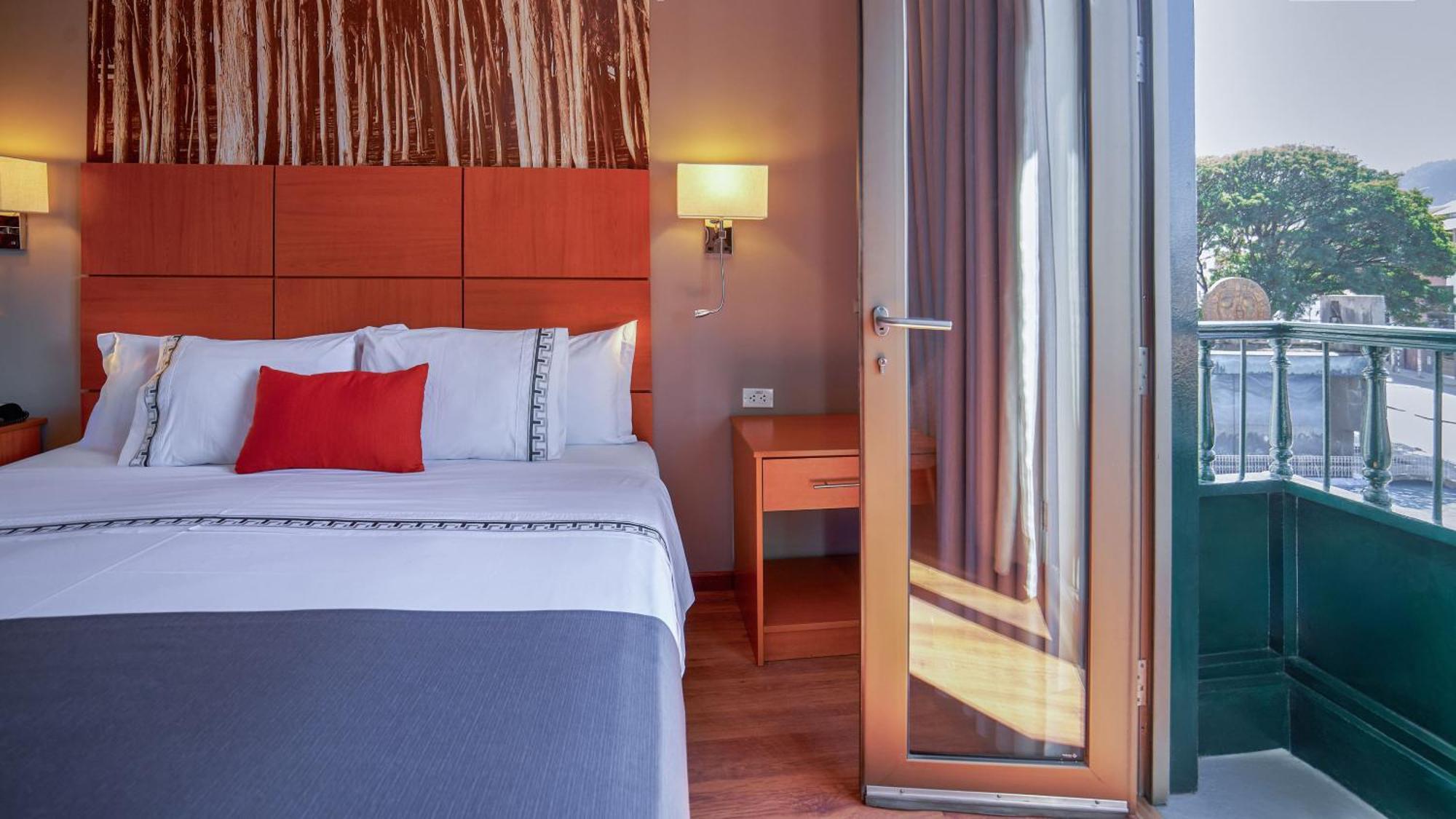 Quarto Superior com Cama King-size e Varanda