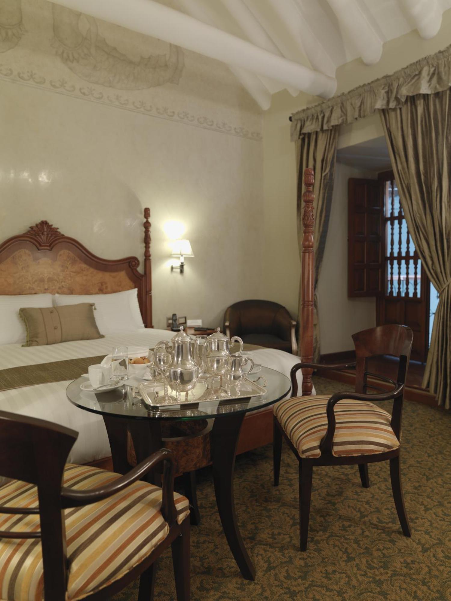 Suite with Balcony and Street View - 1 King Bed,684121173:JPEG